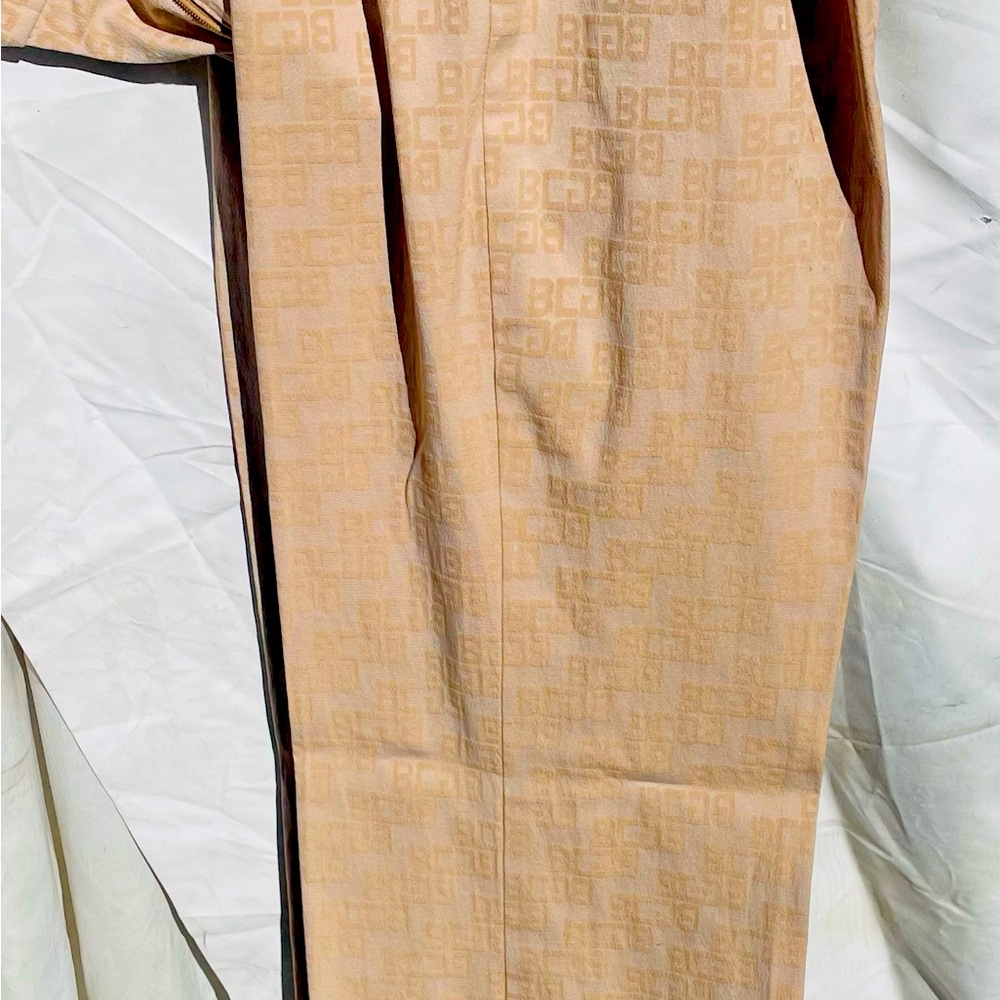 BCBG cream color size 8
Worn do have little mark on back of pants